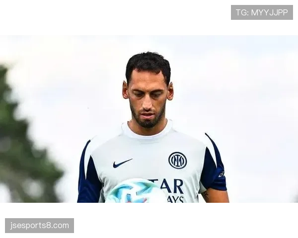 土耳其队恰尔汗奥卢组织核心，中场创造力依赖单一发起点